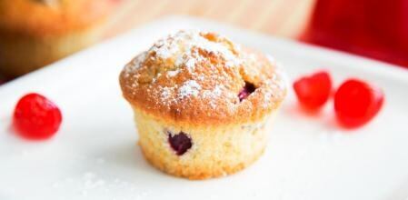 Receta de muffins de cereza y arándonos.