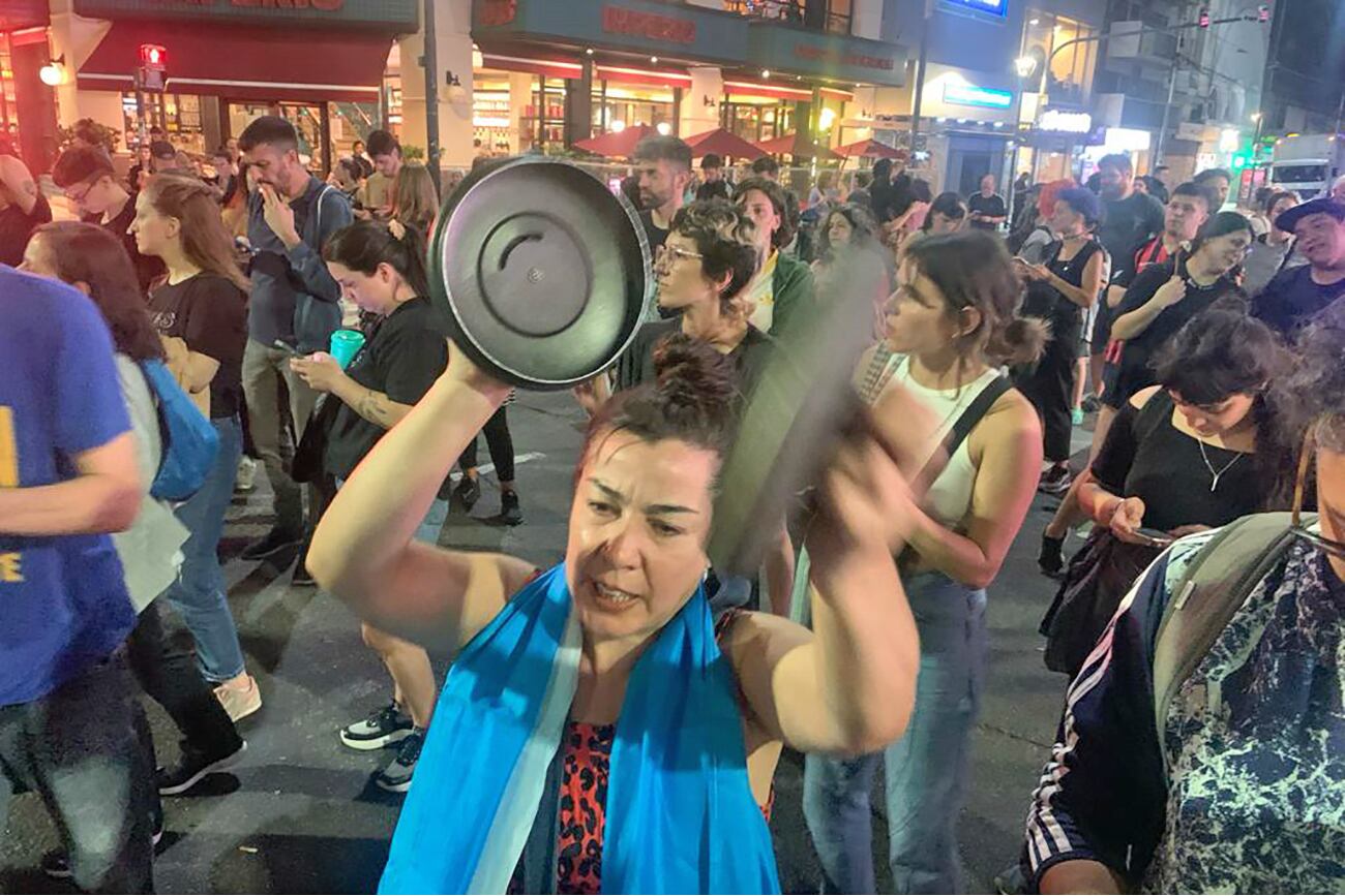 Cacerolazos y bocinazos se registraban esta noche en diversos puntos de la ciudad de Buenos Aires y el Conurbano bonaerense en rechazo del anuncio del presidente Javier Milei del Decreto de Necesidad de Urgencia (DNU) de desregulación económica. Foto: Télam.