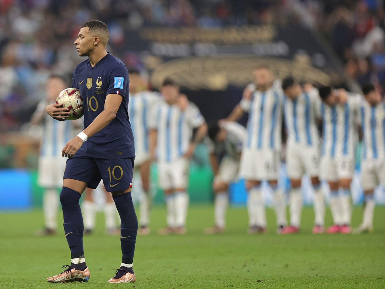 Lusail (Qatar), 18/12/2022.- Kylian Mbappe of France reacts during the penalty shoot-out of the FIFA World Cup 2022 Final between Argentina and France at Lusail stadium, Lusail, Qatar, 18 December 2022. (Mundial de Fútbol, Francia, Estados Unidos, Catar) EFE/EPA/Friedemann Vogel
