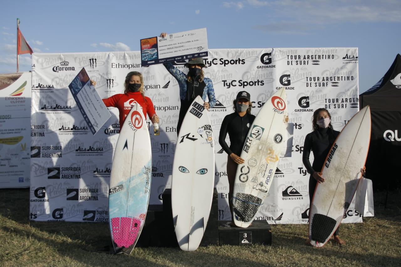 Podio de las chicas. Hubo 11 participantes en su primer Open. Ganó Pellizzari.