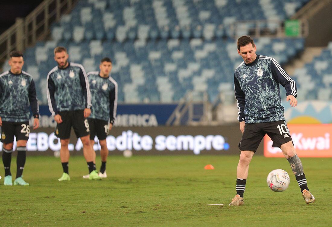 Lisandro Martínez, Pezzella, Palacios y Messi durante el último entrenamiento de la Selección. 