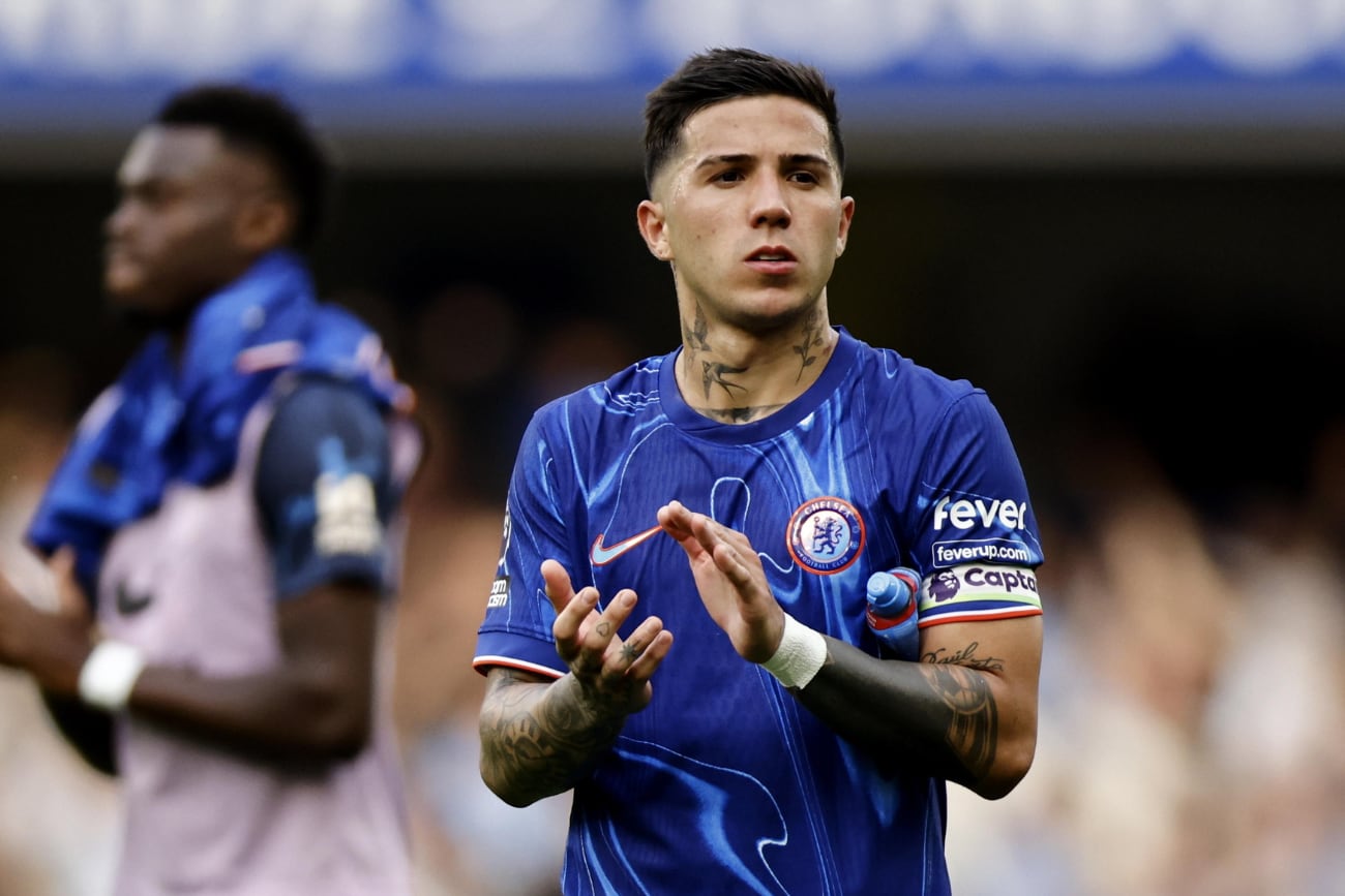 London (United Kingdom), 18/08/2024.- Chelsea's Enzo Fernandez (R) and his teammates react after losing the English Premier League match between Chelsea and Manchester City in London, Britain, 18 August 2024. (Reino Unido, Londres) EFE/EPA/TOLGA AKMEN EDITORIAL USE ONLY. No use with unauthorized audio, video, data, fixture lists, club/league logos, 'live' services or NFTs. Online in-match use limited to 120 images, no video emulation. No use in betting, games or single club/league/player publications.