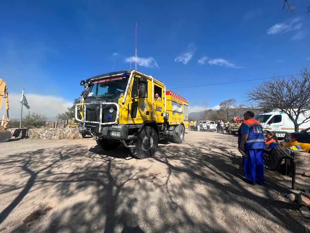 Brigadistas llevan más de 12 horas combatiendo el fuego ante el alerta de Zonda. Gobierno de Mendoza.