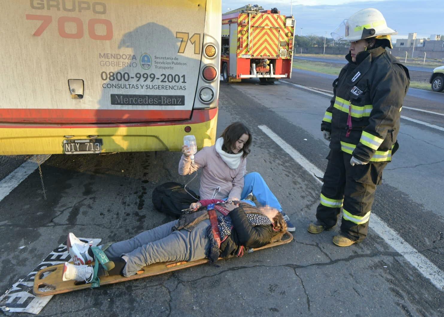 Un colectivo chocó de atrás a un camión en el Acceso Este y dejó varios heridos (Orlando Pelichotti / Los Andes)