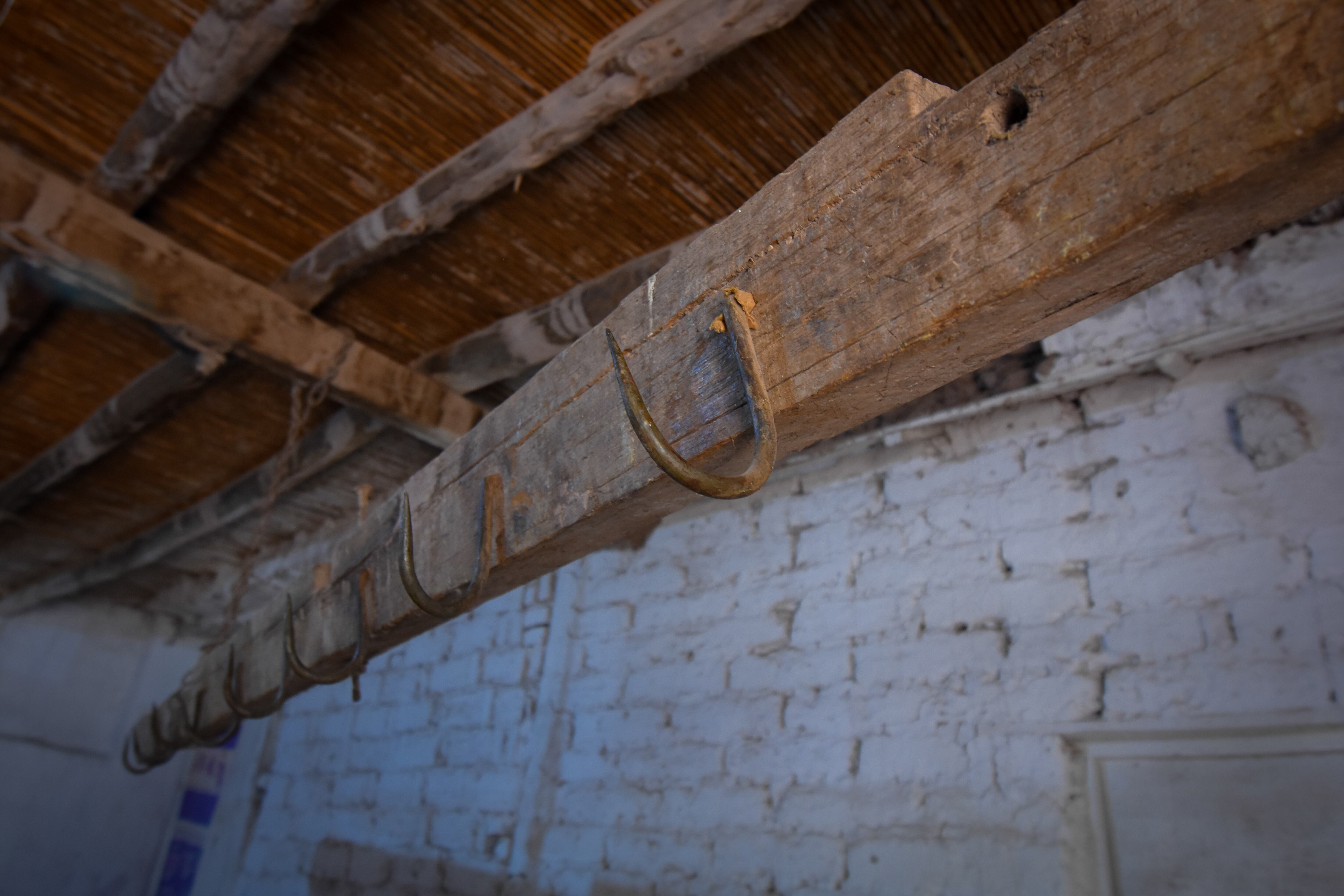 Carnicería del almacen Don Perucho, Pueblo San José, a unos 80 kilómetros al Norte de la villa cabecera de Lavalle, y que tiene como escenario central una centenaria capilla de adobes.