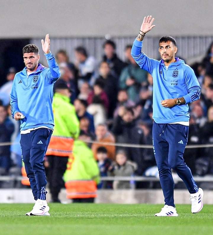 Rodrigo De Paul y Leandro Paredes con su clásica cábala. Foto: X / @AleLiparoti