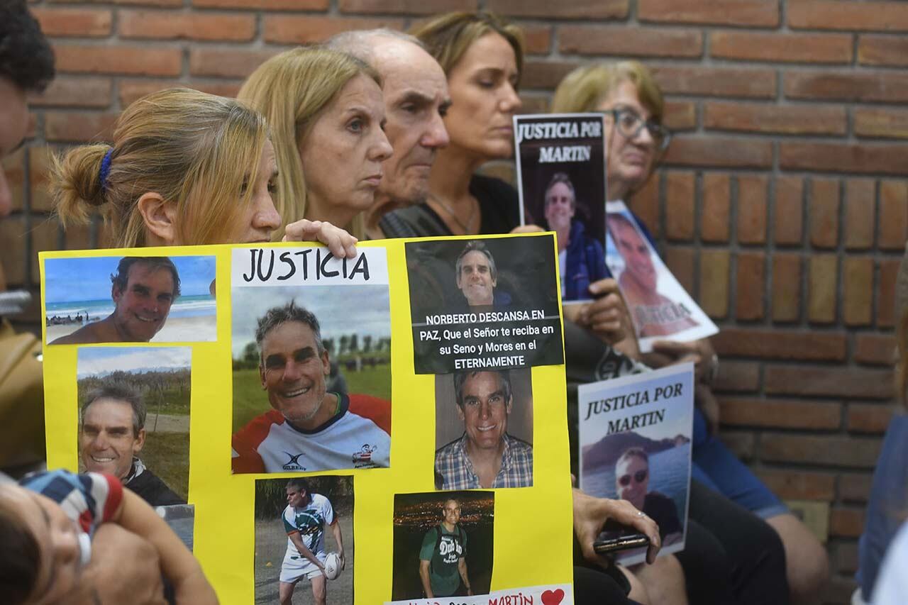 El Ministro de  Seguridad de la provincia de Mendoza Raúl Levrino junto a  Marcelo Calipo Director General de la Policía de Mendoza en una reunión en la sala de comisiones de Diputados de Mendoza
Familiares de Martín Salzmann victima que fué asesinado en un asalto en la reunión
Foto José Gutierrez / Los Andes