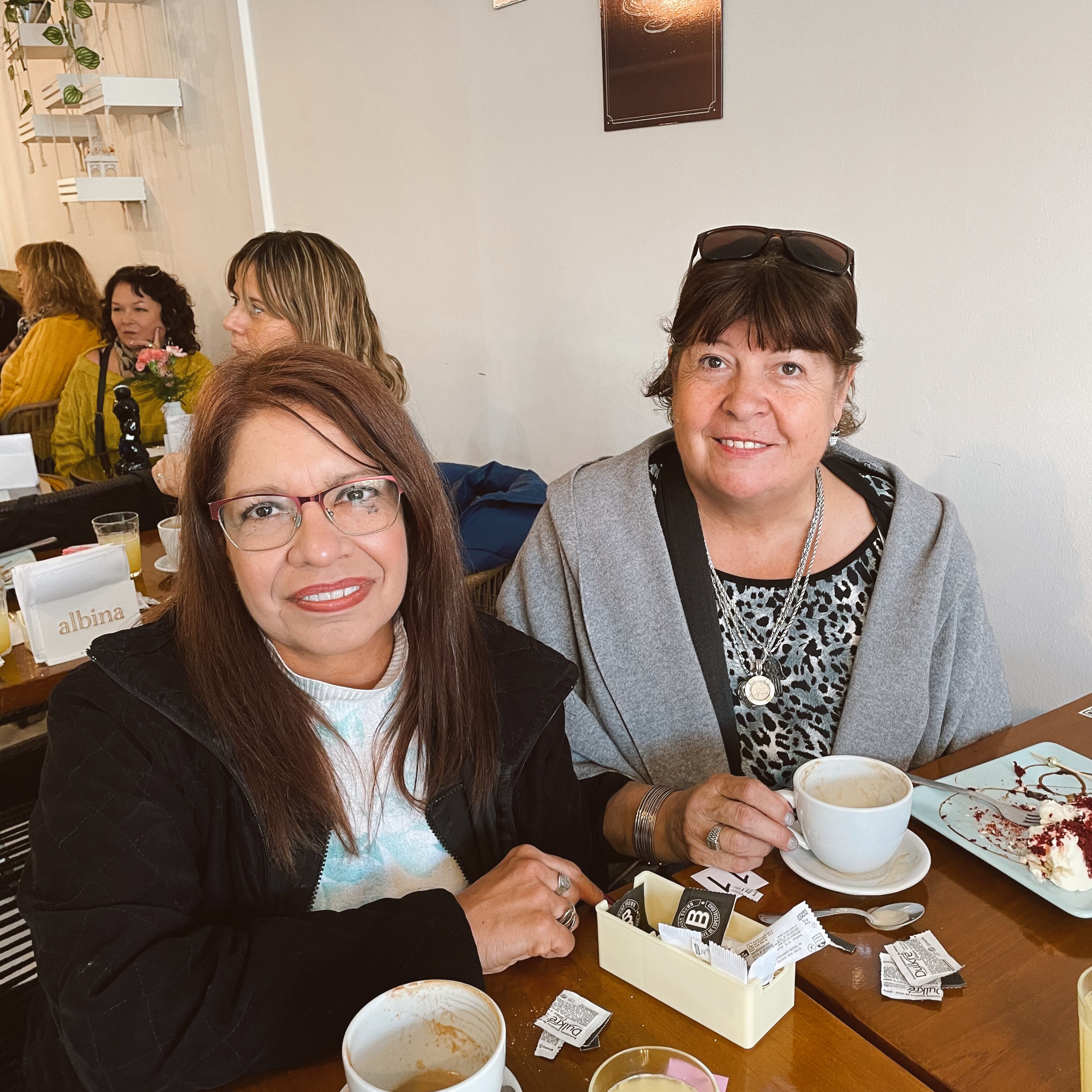 Aunque la mayoría eran clientes recurrentes, hubo muchas caras nuevas que fueron a probar los tan famosos macarrons y tortas de Paula. 