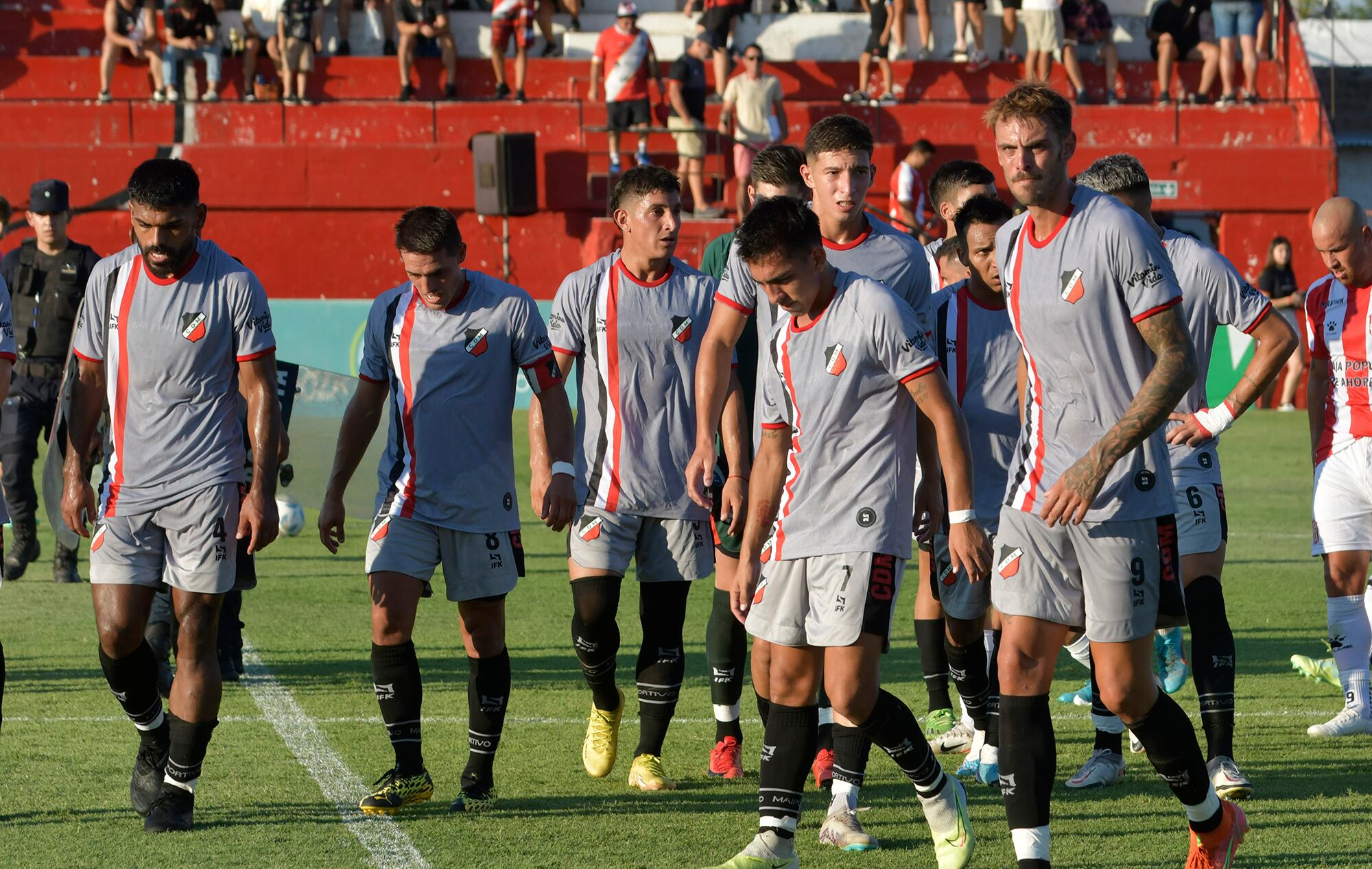 Fútbol 
El Club Atlético San Martín de Tucumán venció por 2-0 al Deportivo Maipú como visitante en la Primera Nacional
Foto: Orlando Pelichotti