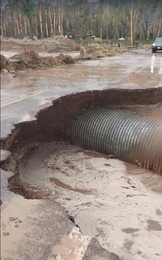 Sobre la ruta nacional 149, la correntada se llevó parte del puente ubicado cerca de Las Bóvedas.