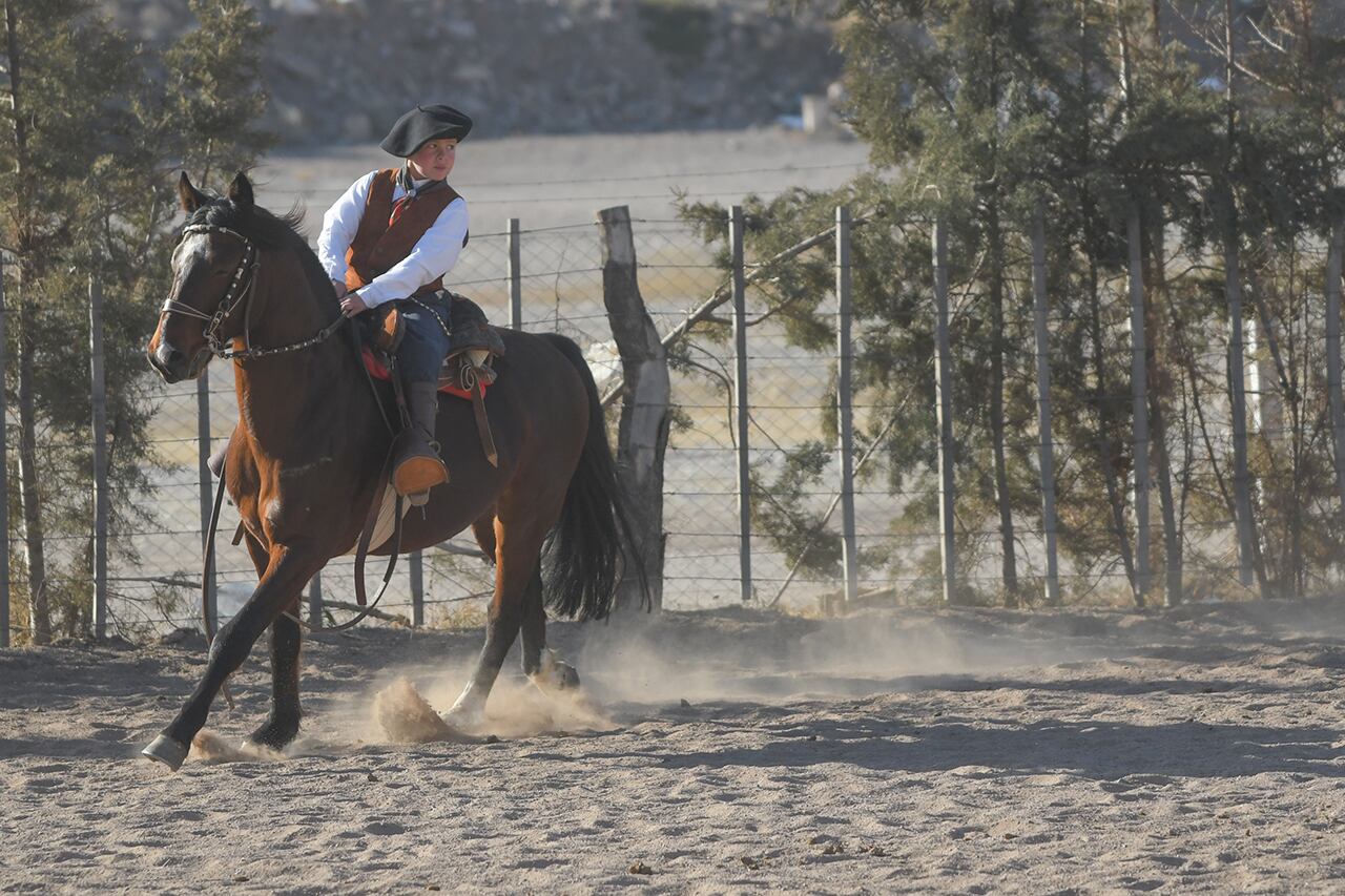 Dimas Godoy de 10 años se dedica a realizar destrezas a caballo conocidas como "rienda". Es una actividad tradicional argentina, que se realiza con caballos criollos en las que el jinete y su caballo realizan diferentes ejercicios. 1 Foto: Marcelo Rolland / Los Andes