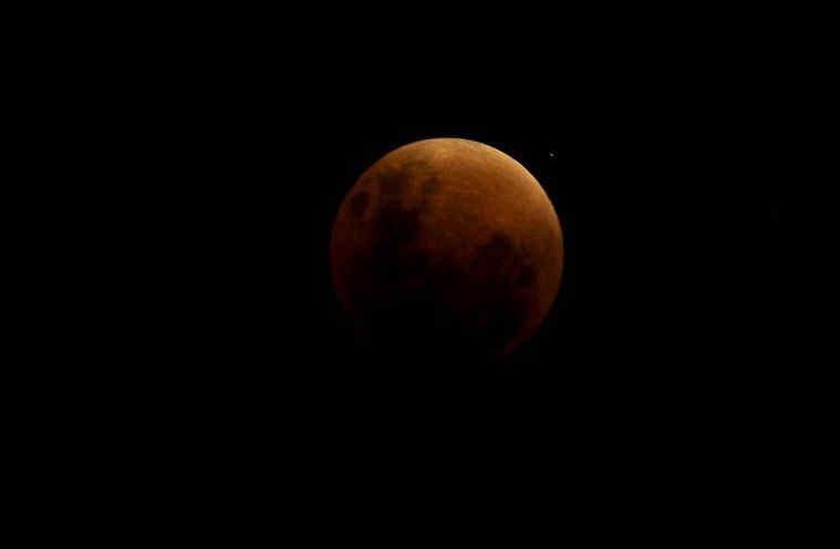 En la Argentina, precisamente, se podrá ver durante 5 horas y 18 minutos. Será desde las 22.32 del domingo 15 de mayo hasta las 03.50 de la madrugada del lunes.