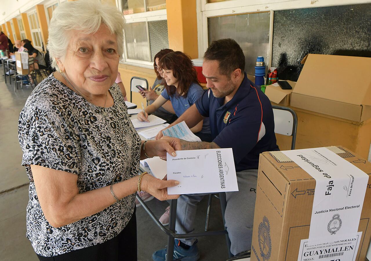 Pasadas las 8 de la mañana de este domingo comenzó el balotaje para definir quién será el próximo Presidente de Argentina. Hay 35 millones de personas habilitadas para votar entre el candidato de Unión por la Patria, Sergio Massa, y el de La Libertad Avanza (LLA), Javier Milei.
Escuela Rafael Obligado de Guaymallén 
María Palleres (81)

Foto: Orlando Pelichotti