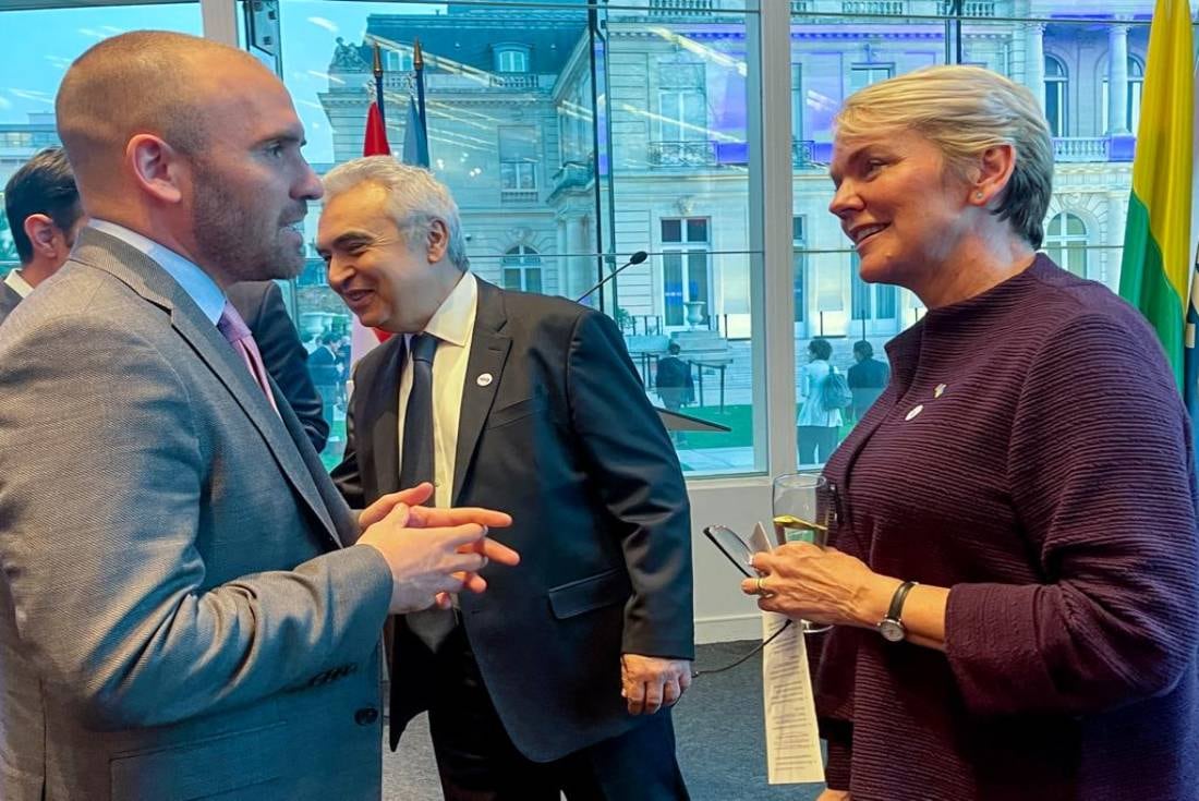 Guzmán dialoga con la secretaria de Energía de EE.UU., Jennifer Granholm.