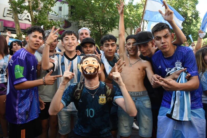 Argentina le ganó a Australia 2 a 1 y los hinchas mendocinos coparon las calles del Centro para festejar que la Selección pasó a cuartos de final de Qatar 2022. - Mariana Villa / Los Andes