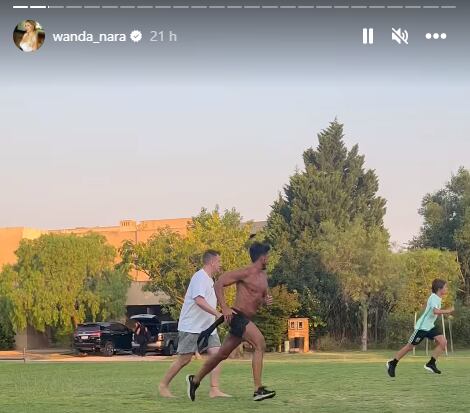 Wanda Nara filmó a Maxi López jugando a fútbol con sus hijos.