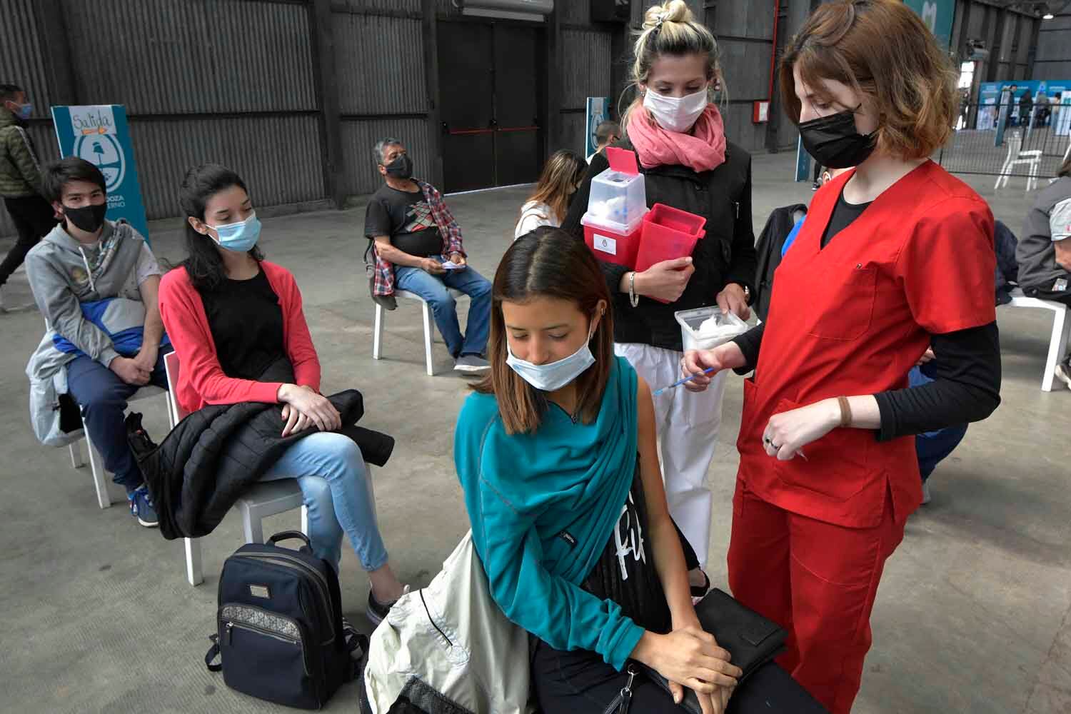 Continúa la vacunación contra Covid 19,  combinada para menores de 18 años en el centro de vacunación en la Nave Cultural. Foto: Orlando Pelichotti / Los Andes