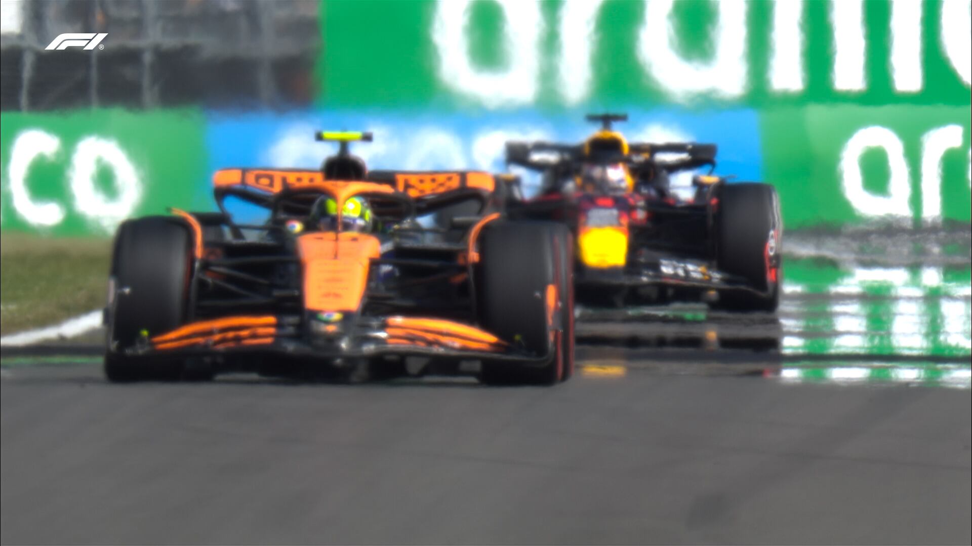 Russell manteniendo el segundo puesto ante Verstappen, antes de la vuelta 48, donde el neerlandés lo superó.