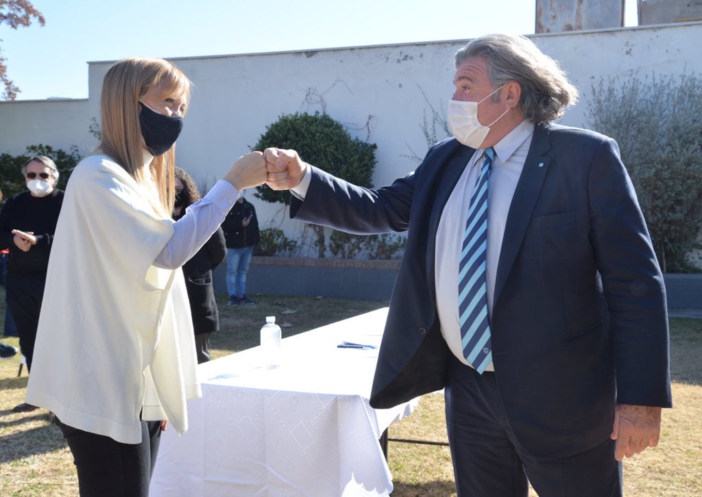 Anabel Fernández Sagasti y José Luis Ramón sellaron su alianza con un choque de puños. 