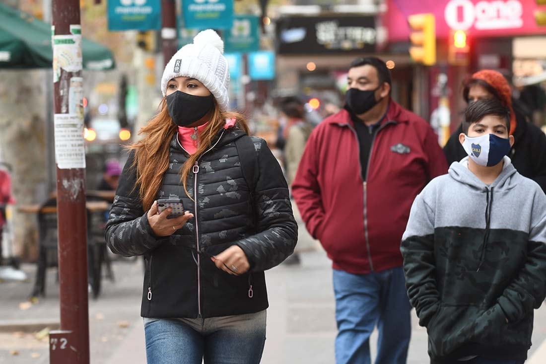 De paseo por el centro de Mendoza, pero bien abrigados por las bajas temperaturas que se registran en la provincia