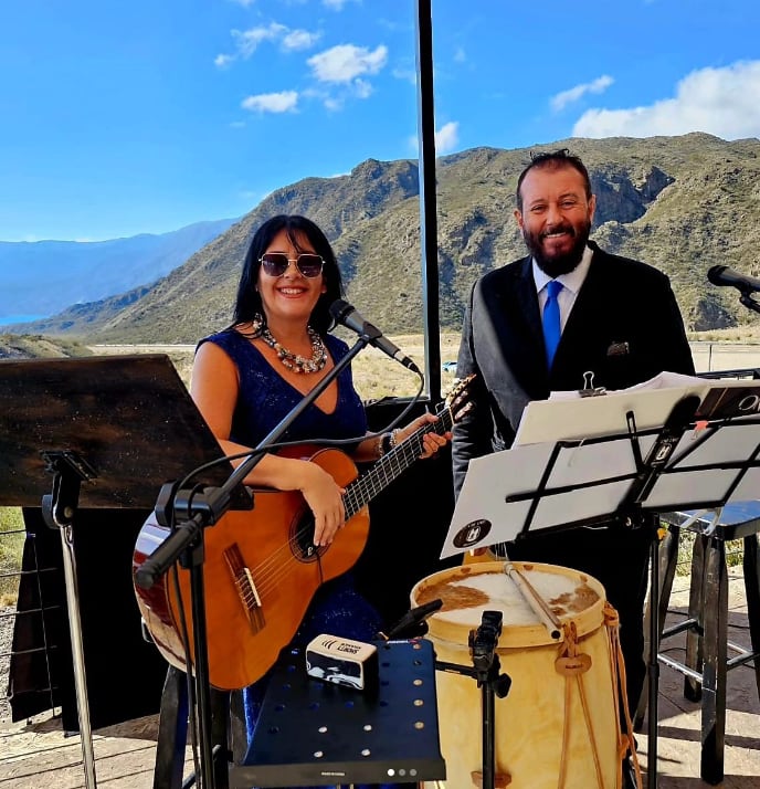 Quiénes son los dos mendocinos que se grabaron cantando a capella en el interior de un volcán de Malargüe. Foto: Instagram @one.duet