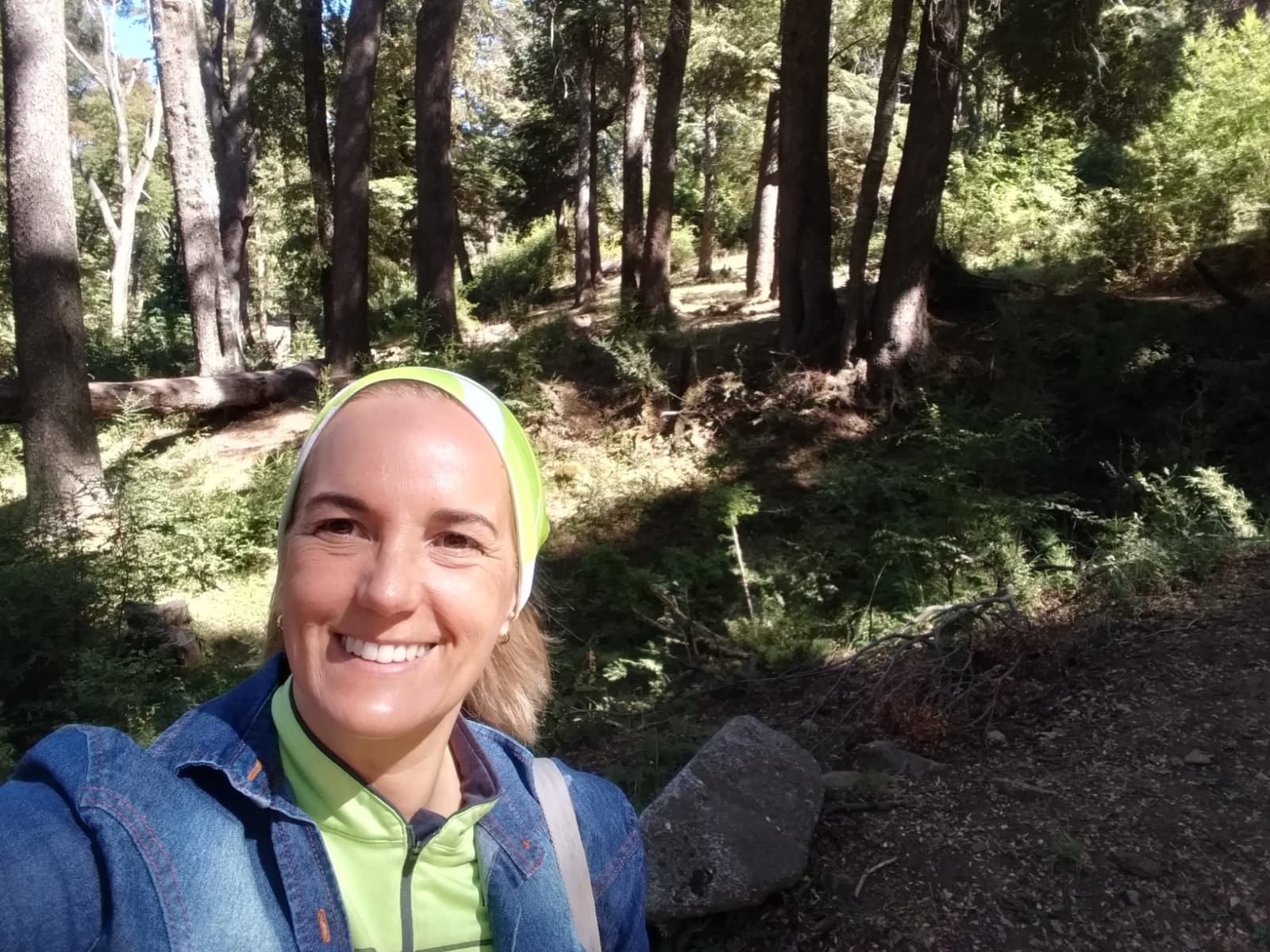 Claudia Gómez y una de sus fotografías en sus vacaciones en el circuito de los Siete Lagos, previo a ser atacada y lesionada por un carnero.