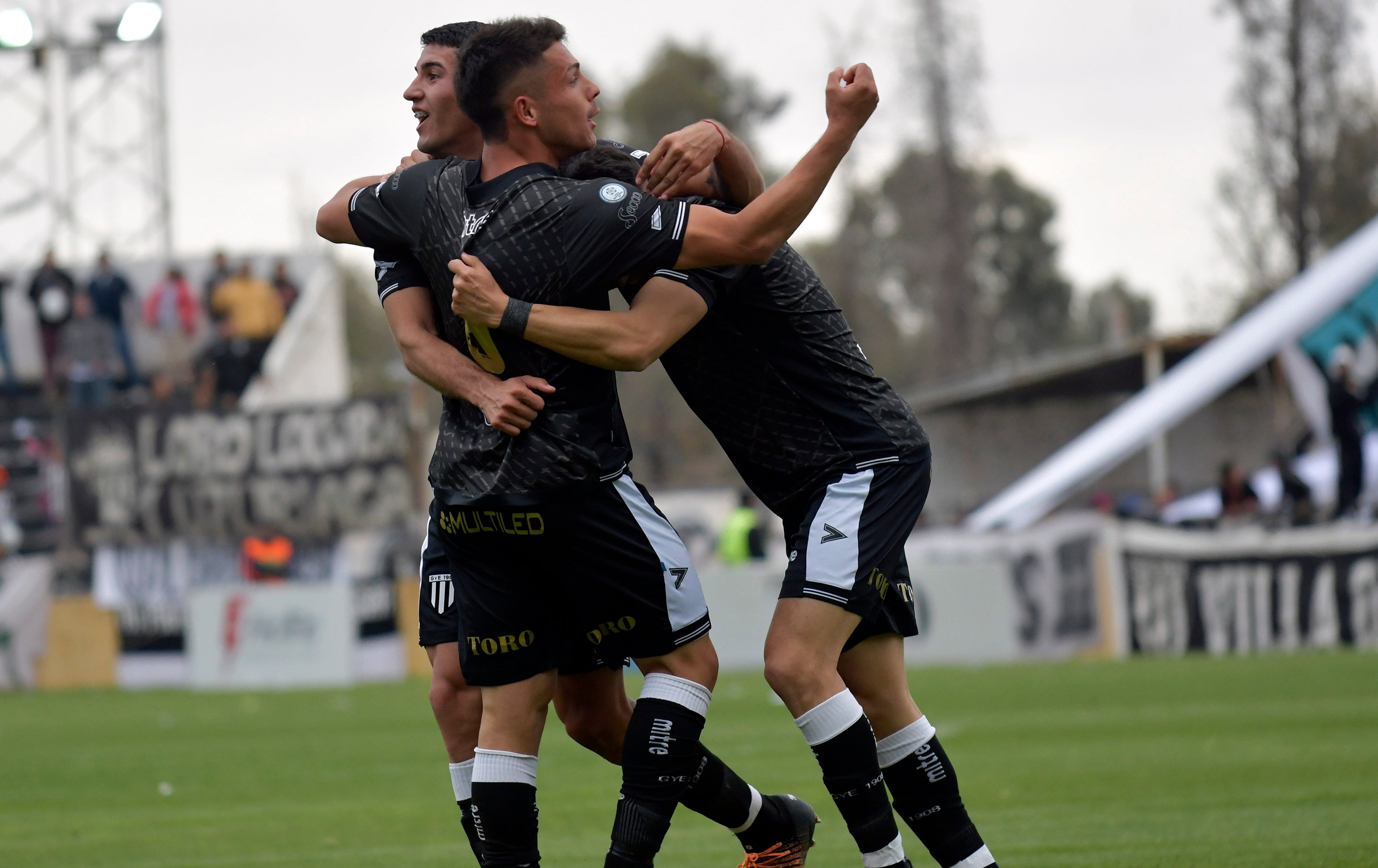 Fútbol  Primera Nacional

Esta tarde el Club Gimnasia y Esgrima  empató con Atlético Rafaela 1-1 por la fecha 34 de lad, en el estadio Víctor Antonio Legrotaglie, y de esta manera desperdició la chance de mantenerse en el podio de la tabla de posiciones.

Foto: Orlando Pelichotti
