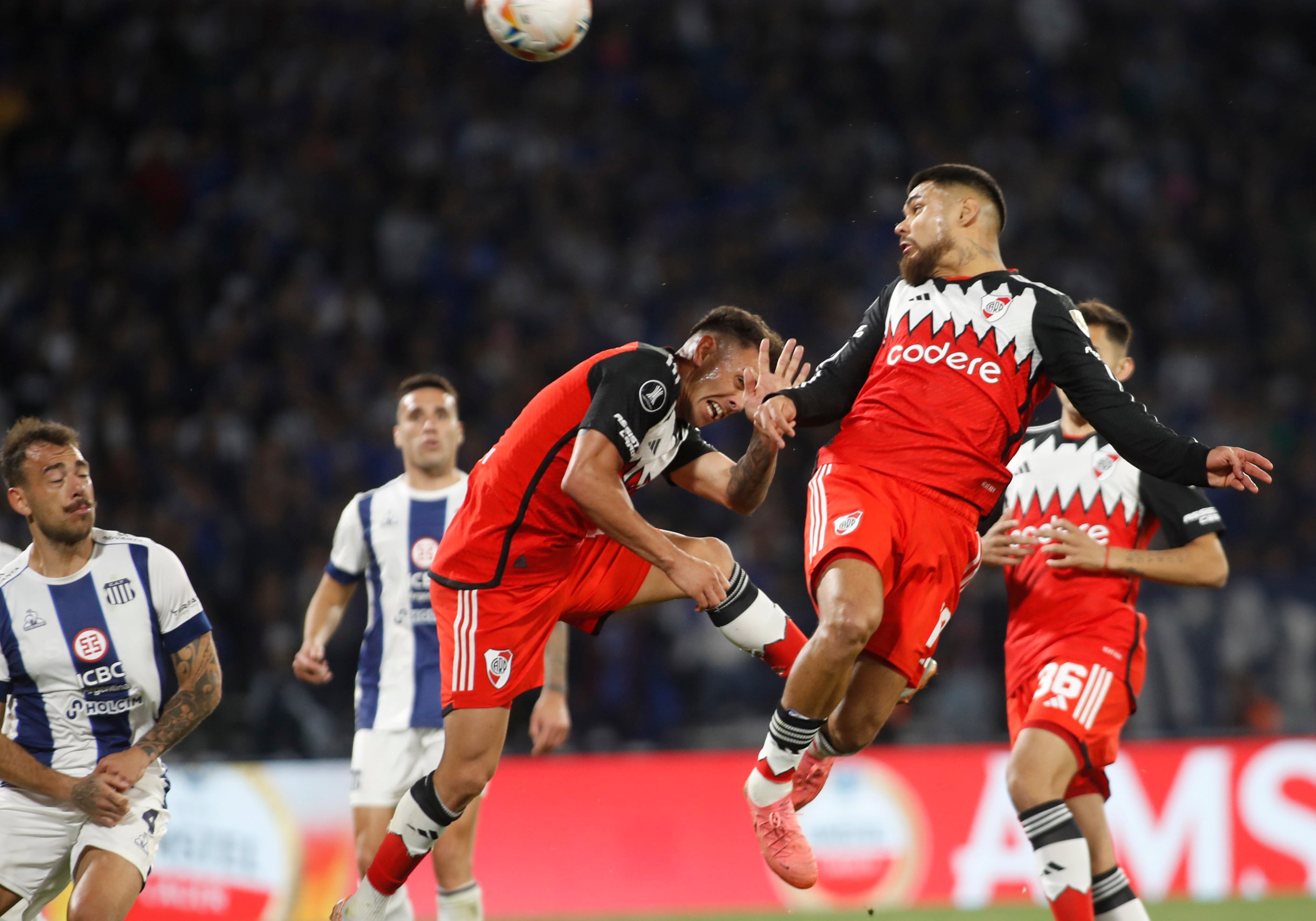 Paulo Díaz conecta de cabeza y pone el 1-0 de River ante Talleres en el Kempes en la ida de los octavos de final de la Copa Libertadores. (Fotobaires)