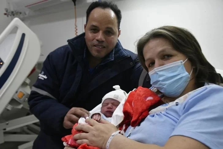 Noah Maciel Portillo junto a sus padres. Foto: La Opinión Austral