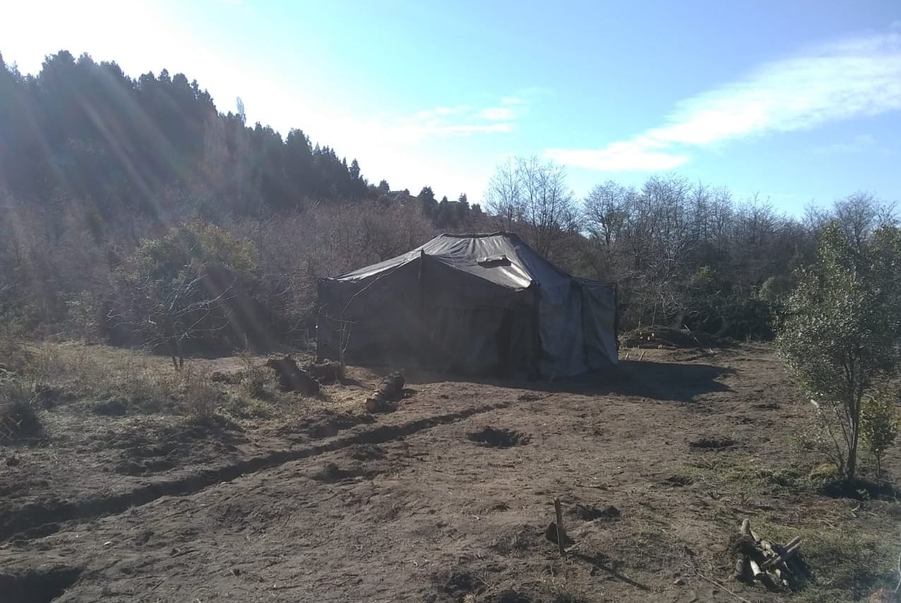 Carpa de los militares para proteger el terreno en Bariloche - 