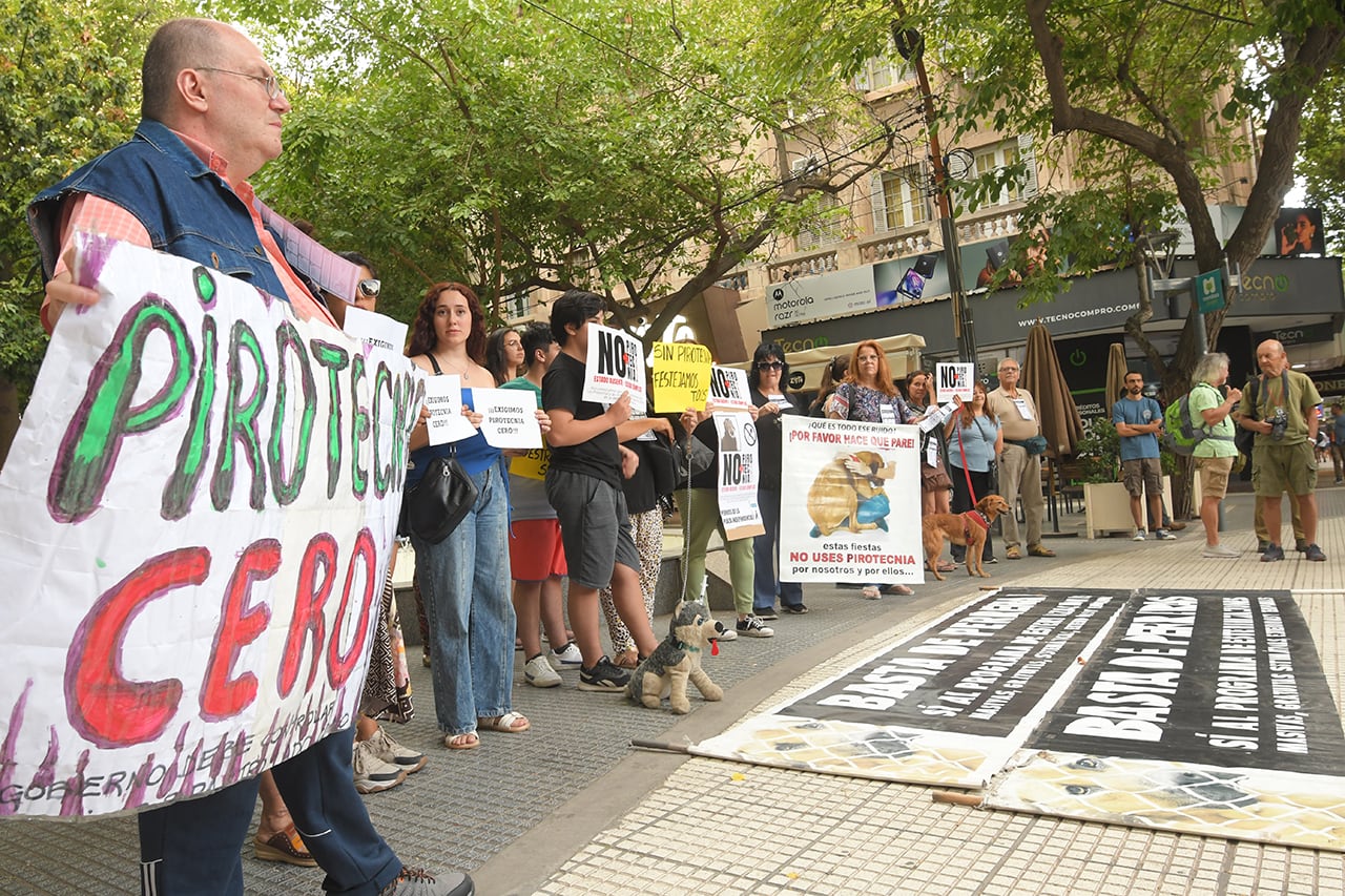 Defensores de animales realizaron una Protesta por el uso de pirotecnia en Peatonal Sarmiento y San Martín de Ciudad. Foto: Marcelo Rolland / Los Andes