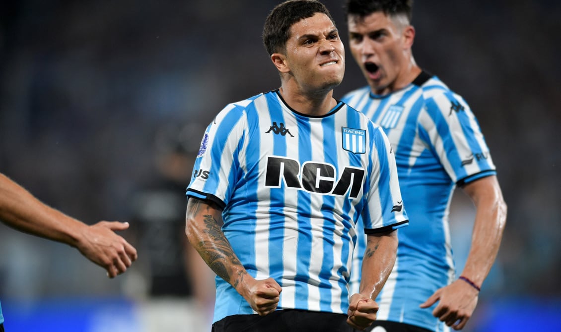 Juanfer enamoró a los hinchas de Racing, que sueñan con conquistar Sudamérica con el como emblema. /Foto: AP