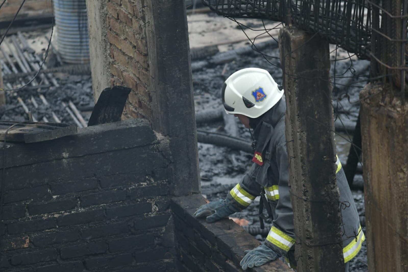 Así quedó el edificio incendiado en avenida Colón de la Ciudad de Mendoza - Orlando Pelichotti / Los Andes 