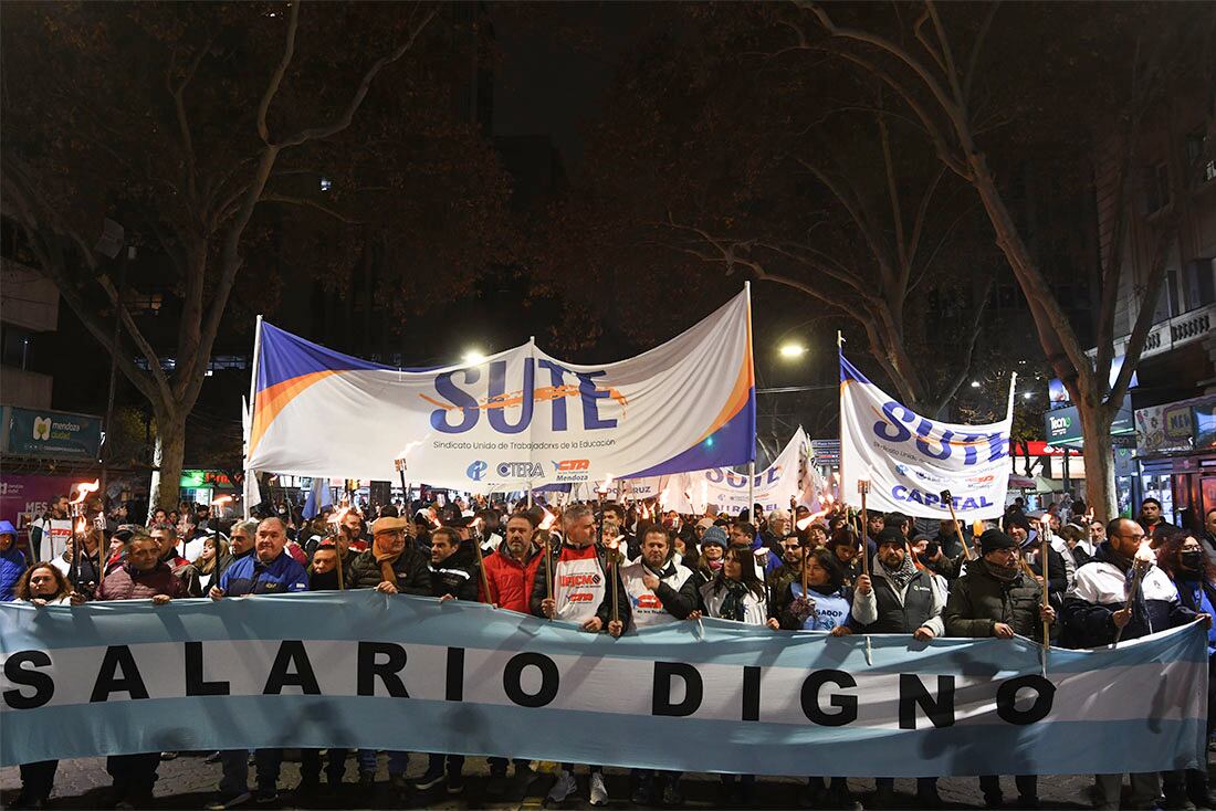 Los acuerdos salariales han achatado la pirámide para la jerarquía docente. Foto Marcelo Rolland / Los Andes