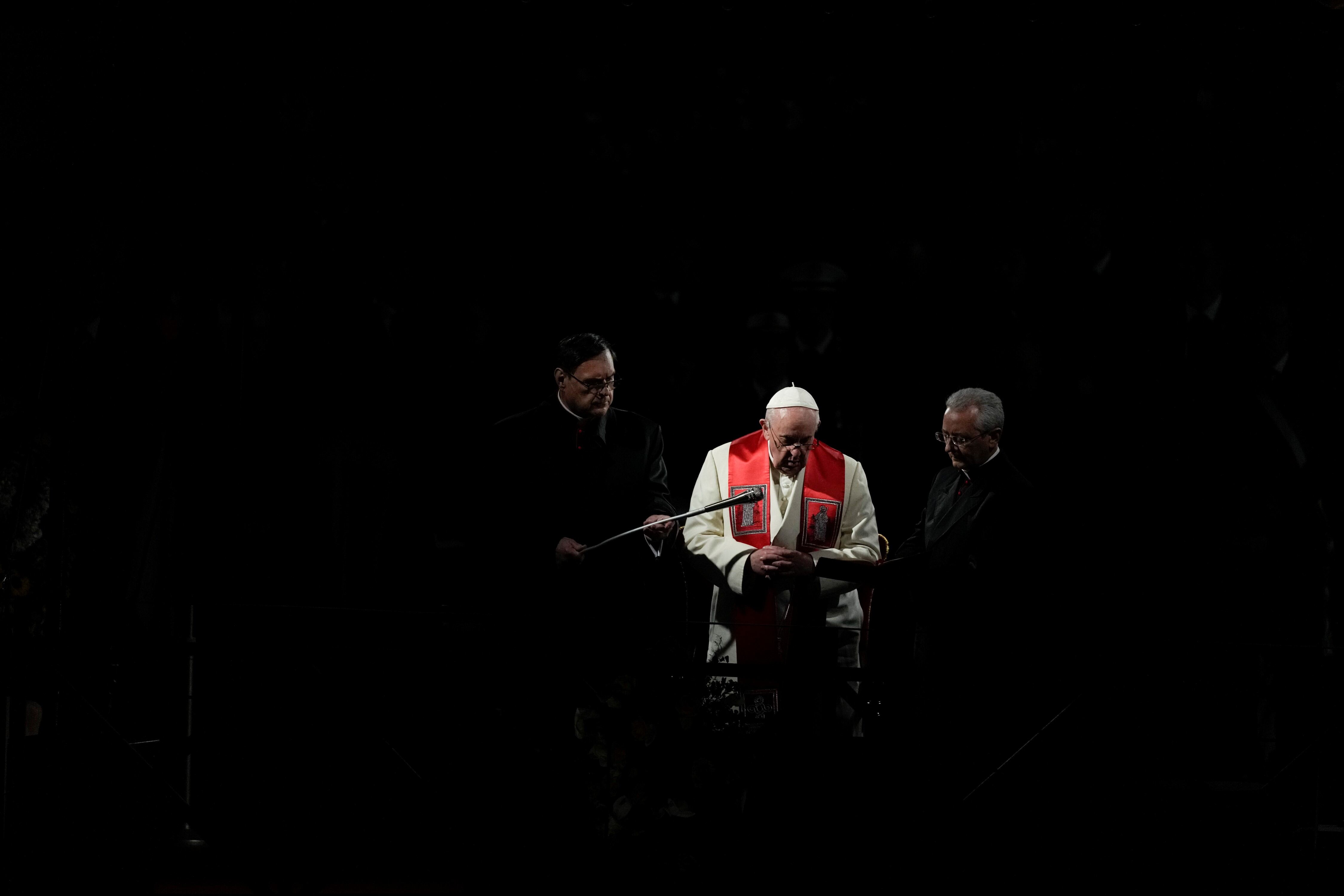 Papa Francisco en la celebración de este Viernes Santo.