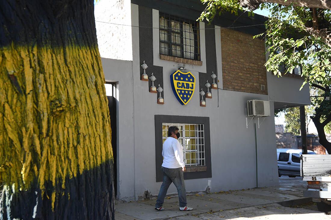 Postal. El barrio está adornado con los colores de la entidad de La Ribera.