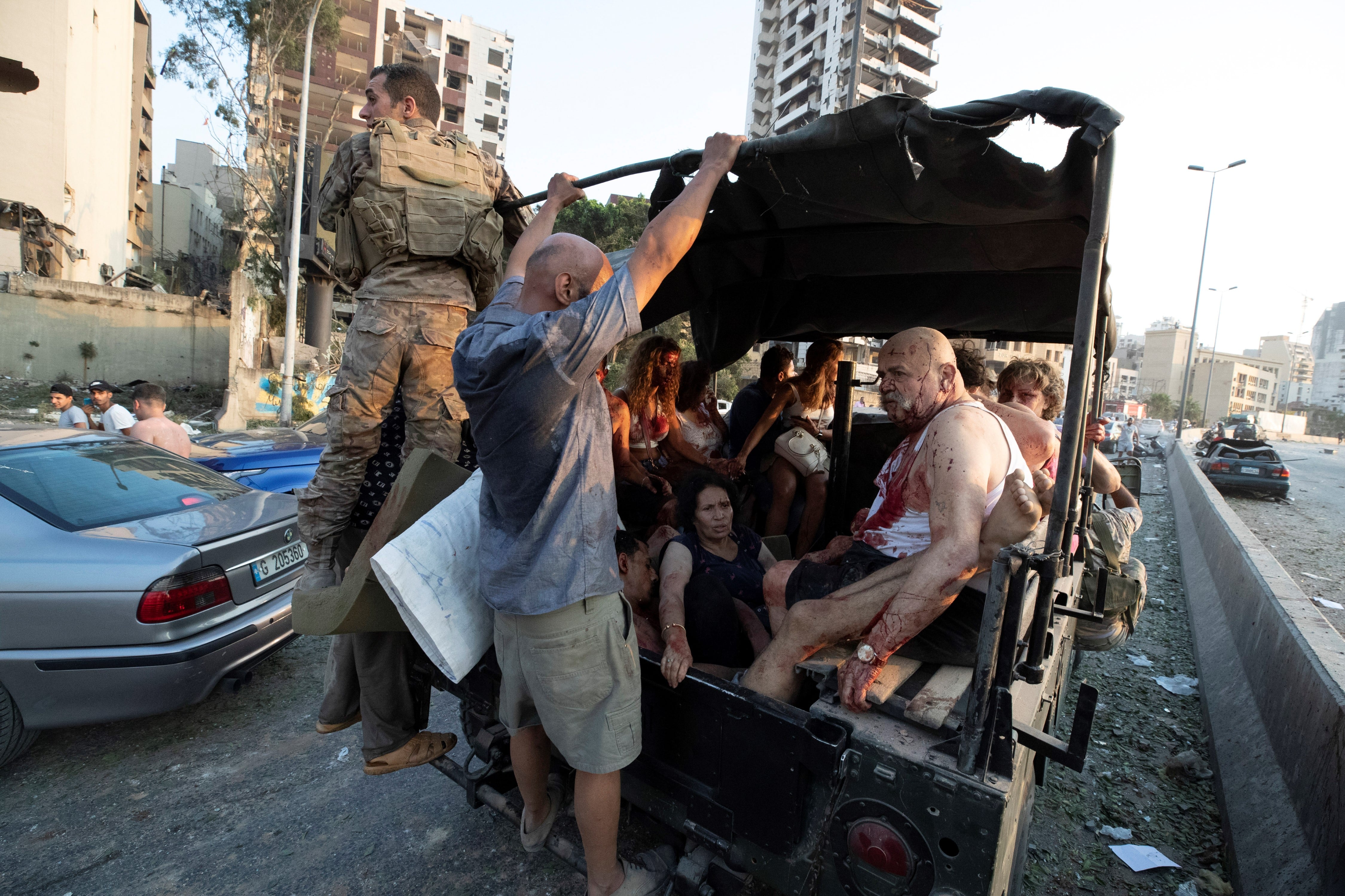 Grupos de rescate trabajaron para asistir a los cientos de personas afectados por la explosión en Beirut - AP