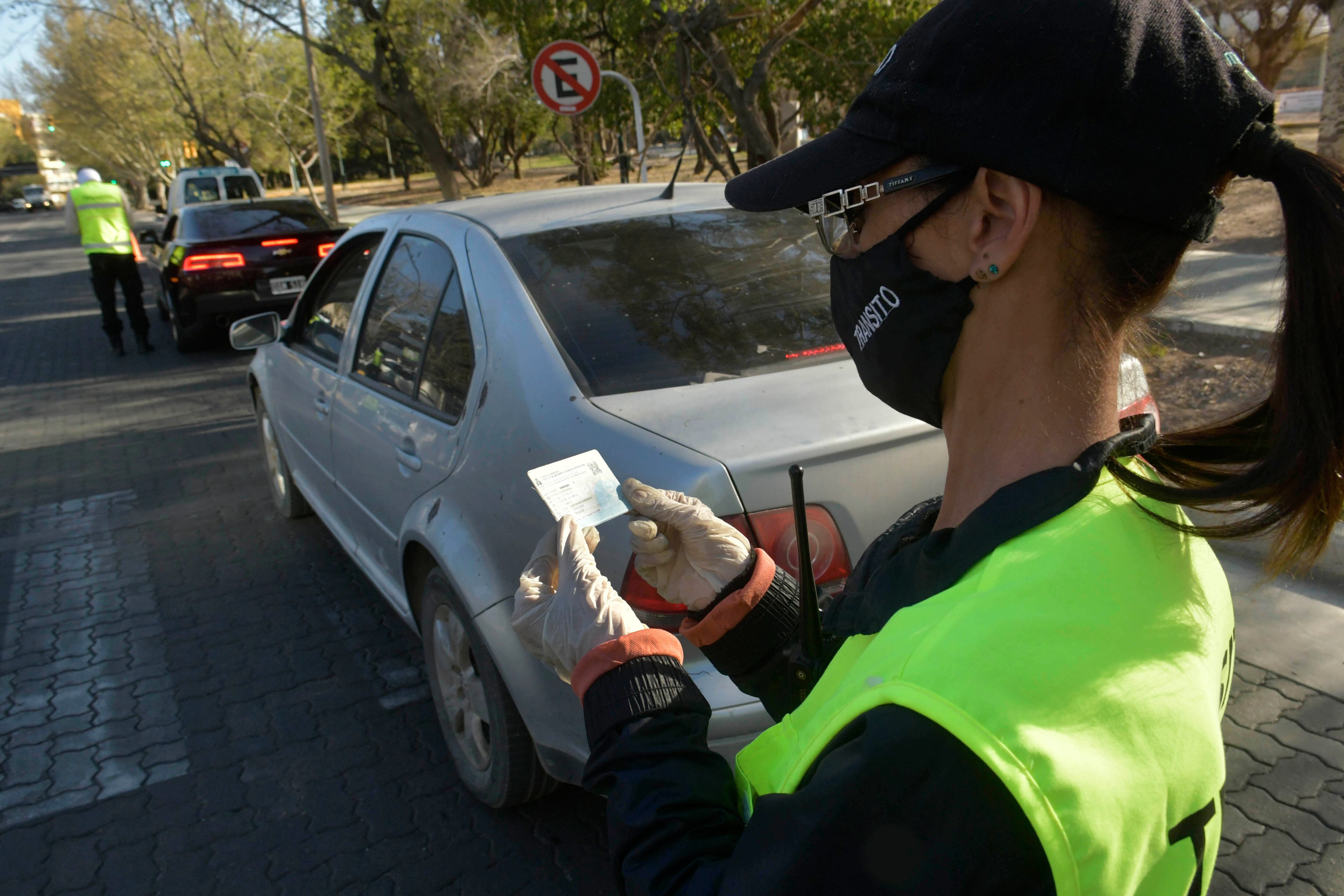 Fase 1 nuevamente en el gran Mendoza. 
Preventores de la municipalidad de Ciudad controlan a transeúntes.