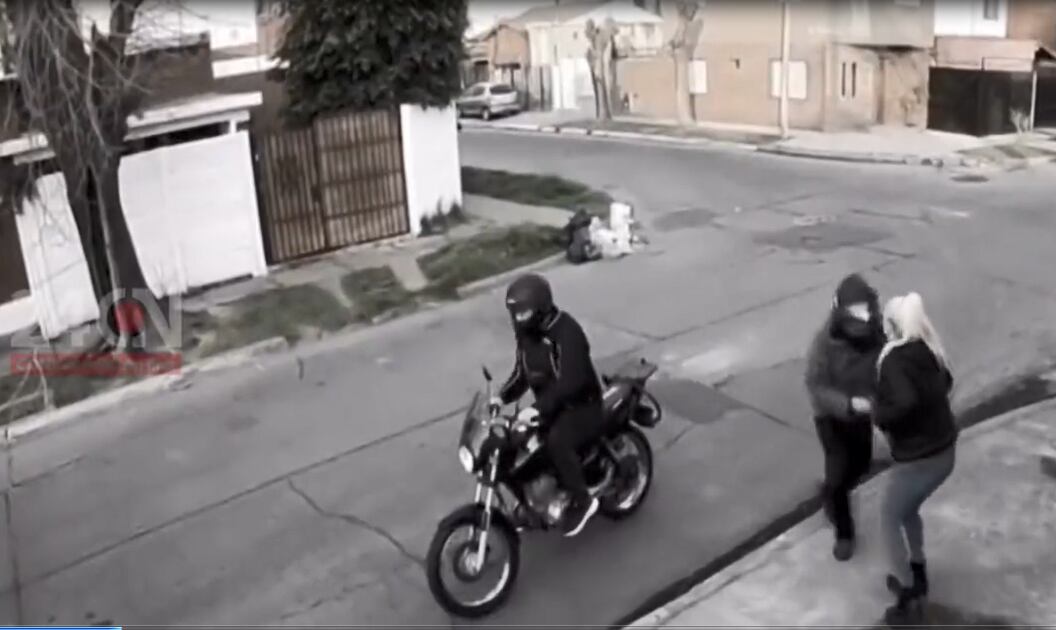 Difunden un nuevo video del tirador de Quilmes disparando a un delincuente y hay dudas sobre si es real. Foto: Captura Video.