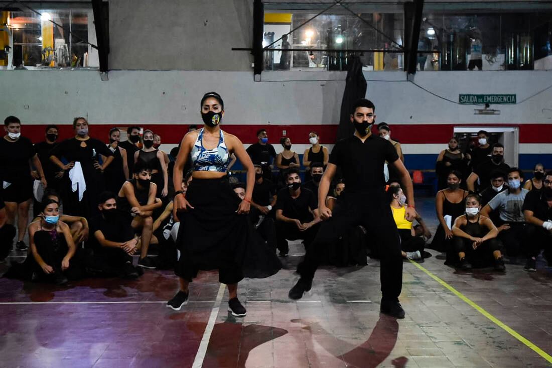 Ensayo de bailarines para la Fiesta de la Vendimia 2022 en el club Pacífico.