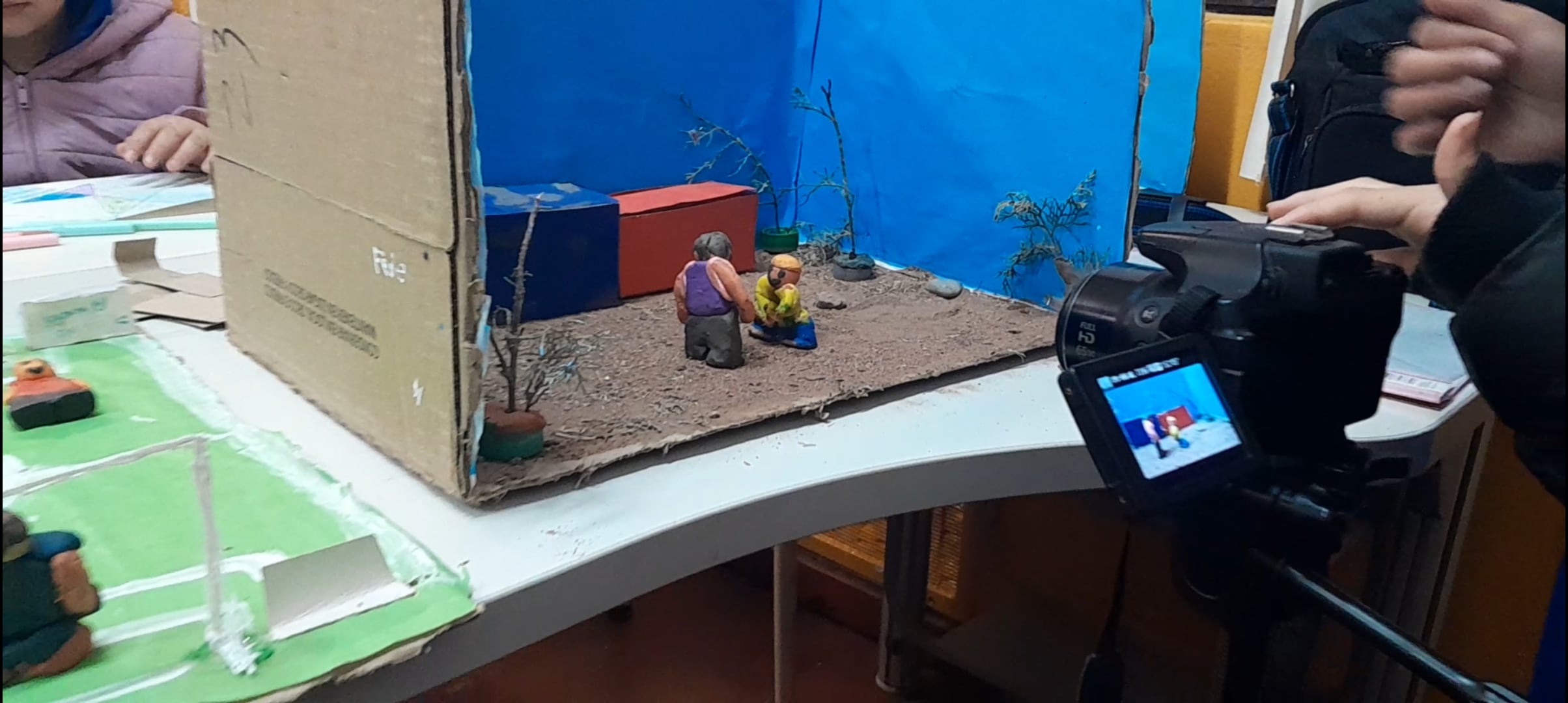 En el proyecto educativo, ideado por Pablo Perri, las y los estudiantes de primaria armaron el guion, los muñecos de plastilina y las maquetas; tomaron las fotos; escribieron los subtítulos y realizaron la posproducción de los cortometrajes.