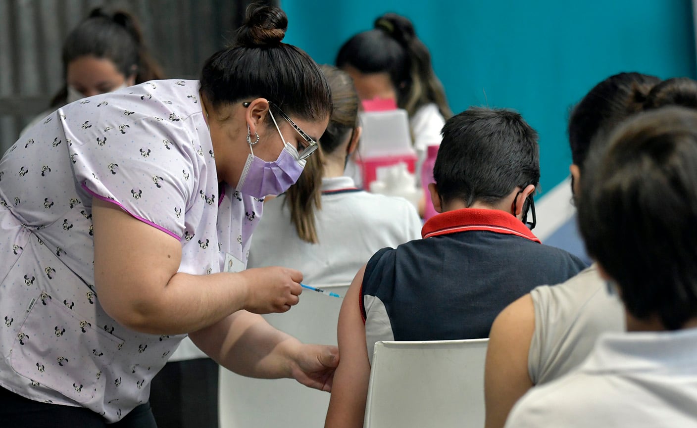 Vale recordar que también sigue la vacunación para chicos de 3 a 11 años sin comorbilidades - Foto: Orlando Pelichotti / Los Andes 