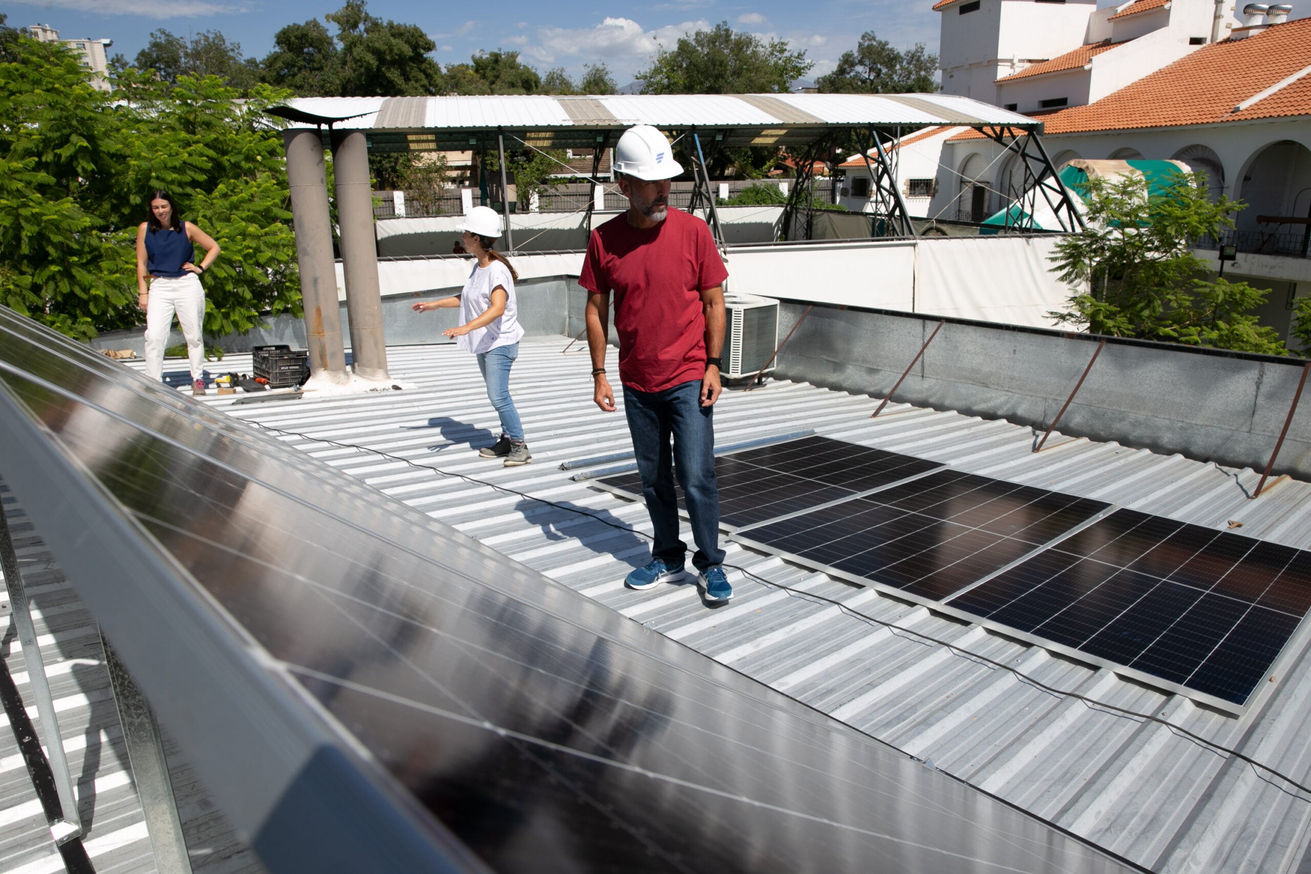 Más energía limpia en la Ciudad: Ulpiano Suarez recorrió la nueva instalación de paneles solares en el Gimnasio Nº1