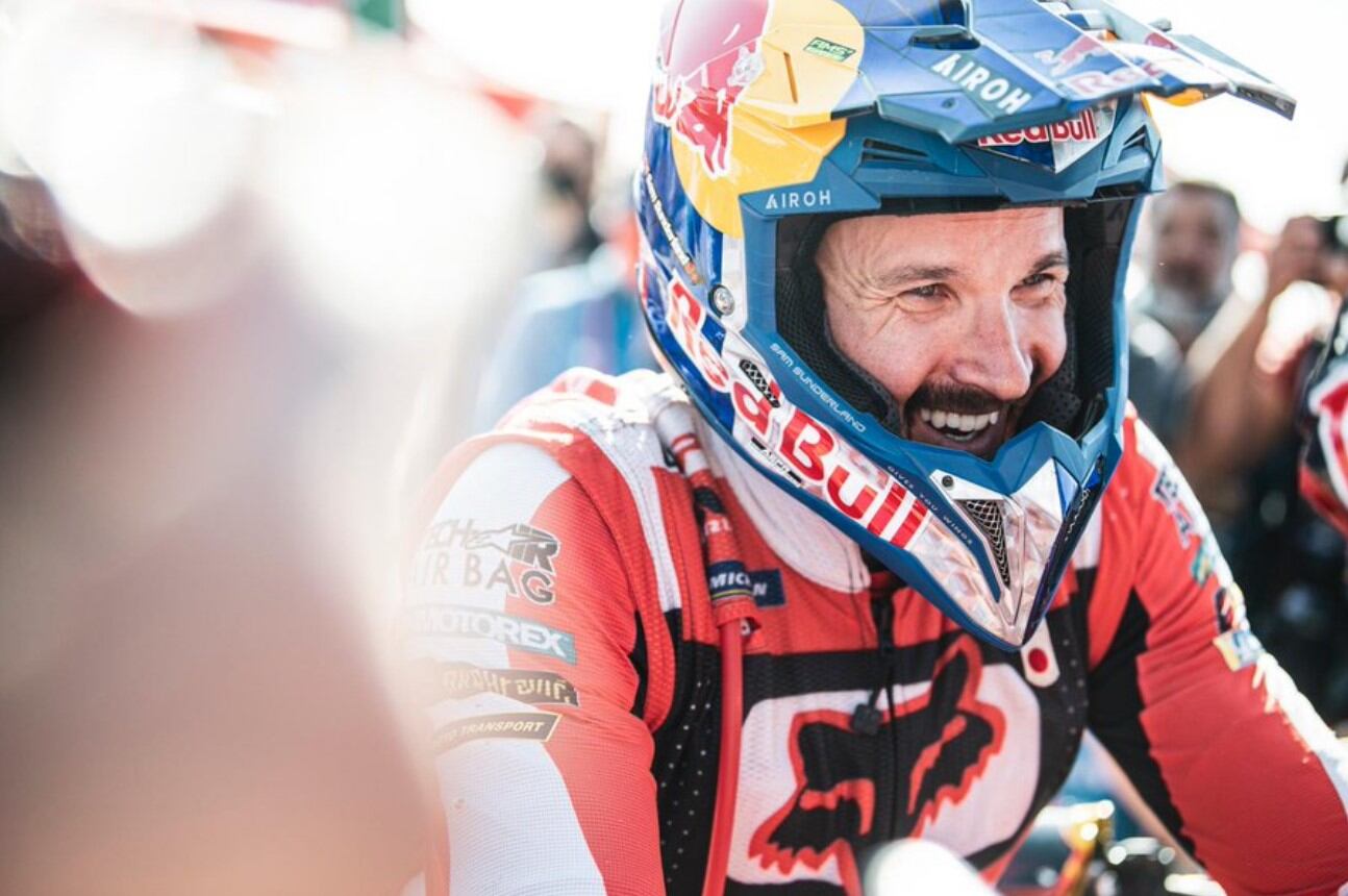 Sam Sunderland finalizó octavo la última etapa en Motos y gritó campeón por segunda vez. El mejor argentino de la general fue Luciano Benavides 13°.