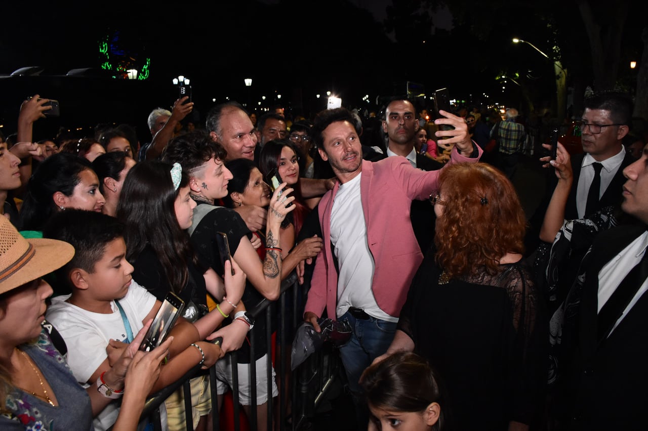 Avant premiere de “Papá al rescate”. Benjamín Vicuña se acercó a la gente que lo esperó afuera y se sacó selfies. foto: Mariana Villa / Los Andes 