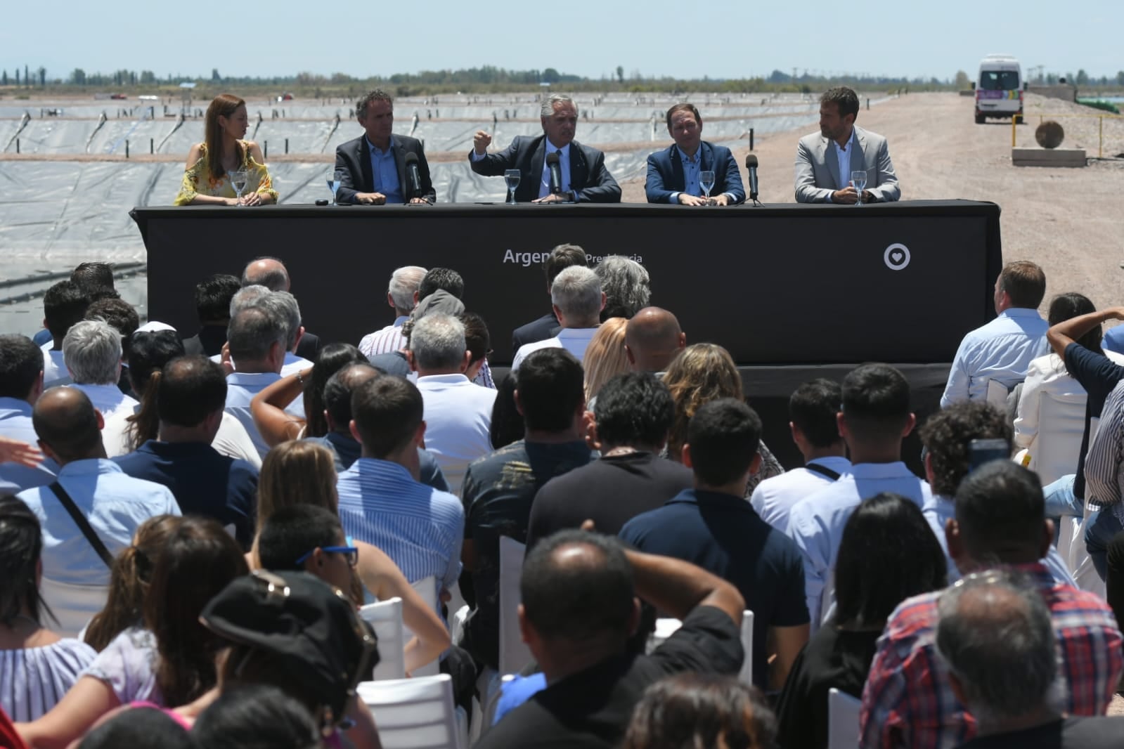 Alberto Fernández en Mendoza. Estuvo junto al ministro de Obras Públicas, Gabriel Katopodis; el intendente de Lavalle, Roberto Righi; y el ministro de Infraestructura, Mario Isgró. Foto: Ignacio Blanco / Los Andes