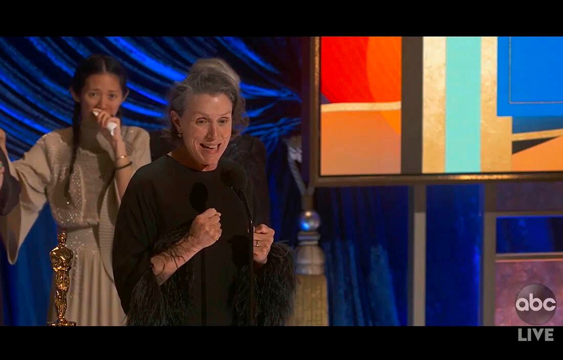 En esta imagen de video proporcionada por ABC, Frances McDormand recibe el Oscar a la mejor actriz, por "Nomadland", junto a la directora Chloé Zhao.