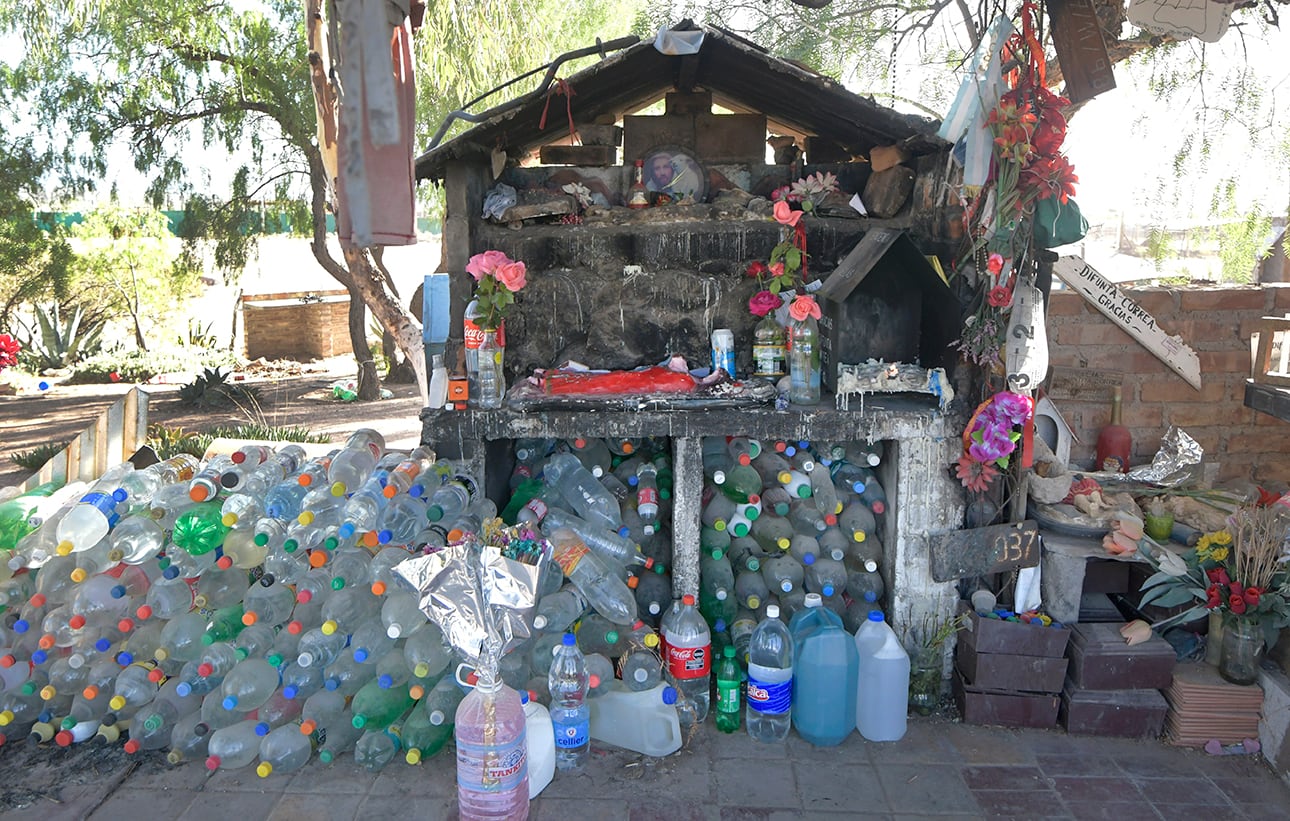 Altar de la Difunta Correa en ruta 82, Luján de Cuyo.
Foto: Orlando Pelichotti
