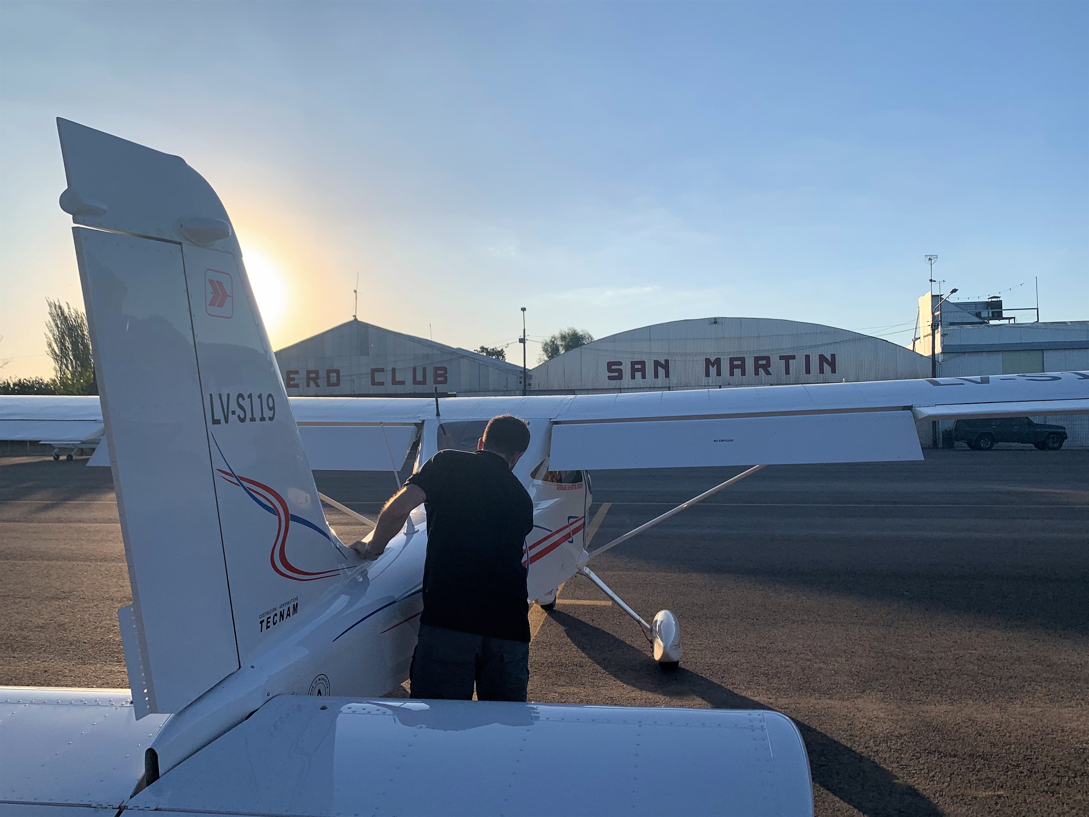 Marco revisando el avión antes del despegue para el vuelo de Bautismo. Foto: Gaspar Da Cortá