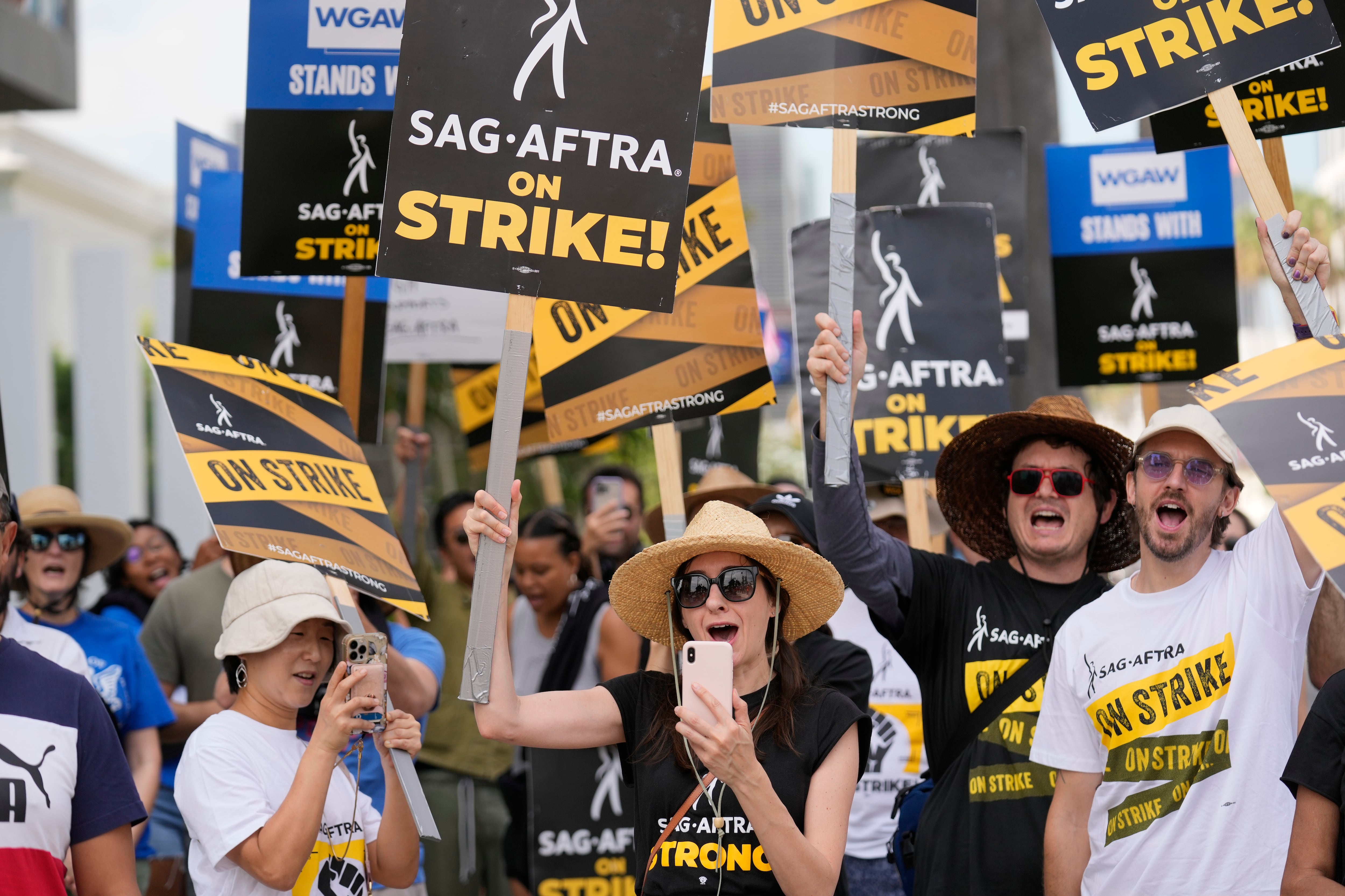 Trabajadores en huelga se manifiestan frente a Netflix